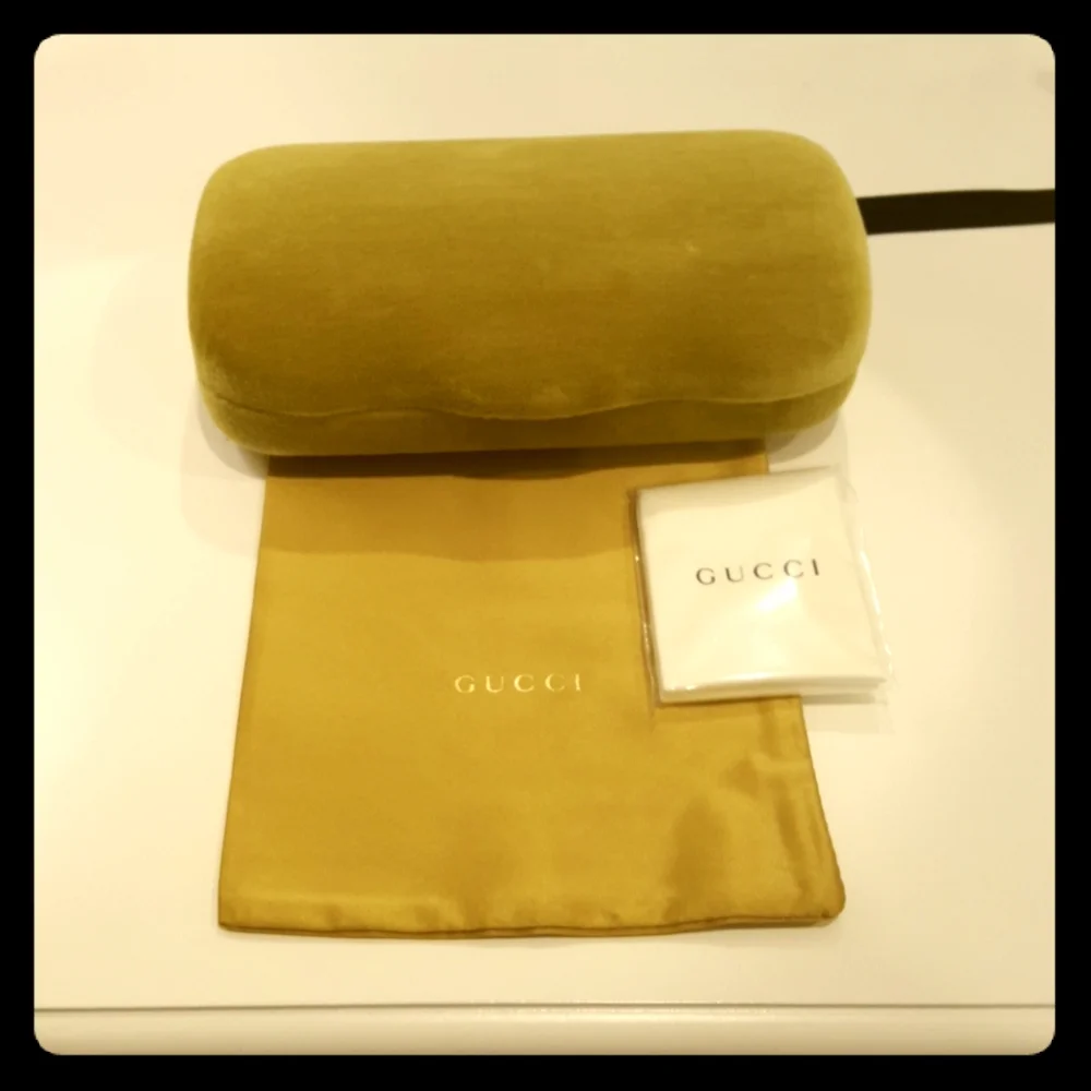 Gucci velvet sun/eyeglass case set 💛💛